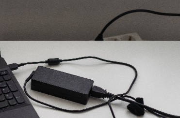 Niemand kennt die Bedeutung vom Zylinder am Laptop-Ladekabel.