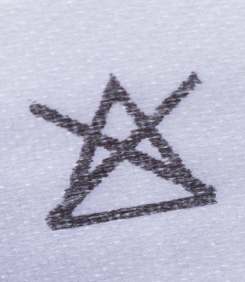 Wenn das Dreieck durchgestrichen ist, darf ein Kleidungsstück nicht gebleicht werden.