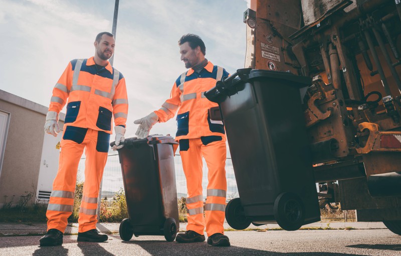 Müllmänner sammeln nicht nur unseren persönlichen Müll ein, sondern halten auch die Stadt sauber.