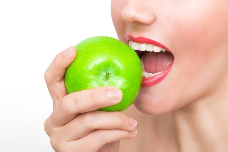 Wie oft muss man Zähne putzen um genüsslich in einen Apfel zu beißen?