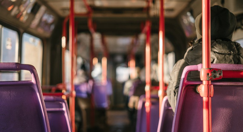 Warum du älteren Menschen keinen Sitzplatz im Bus anbieten solltest