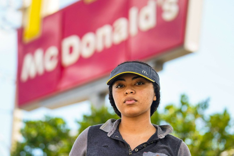 Eine Mitarbeiterin von McDonalds vor der Filiale
