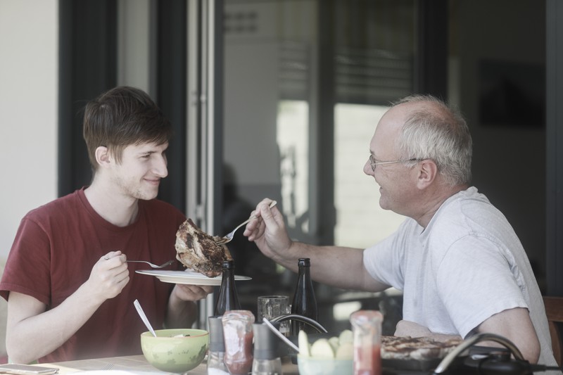 Sein Bein musste amputiert werden – also hat er es gebraten!