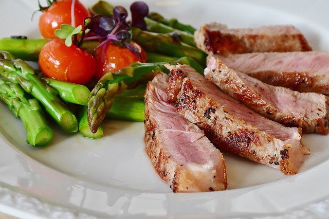Sein Bein musste amputiert werden – also hat er es gebraten!