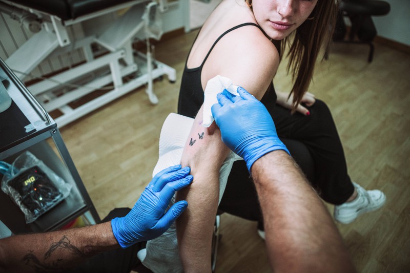 Manche Tattoos sind schmerzhafter als andere, was kann man gegen die Schmerzen tun?