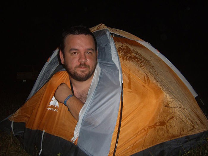 Der Mann hat online ein Zelt bestellt, in das er nicht mal reinpasst.