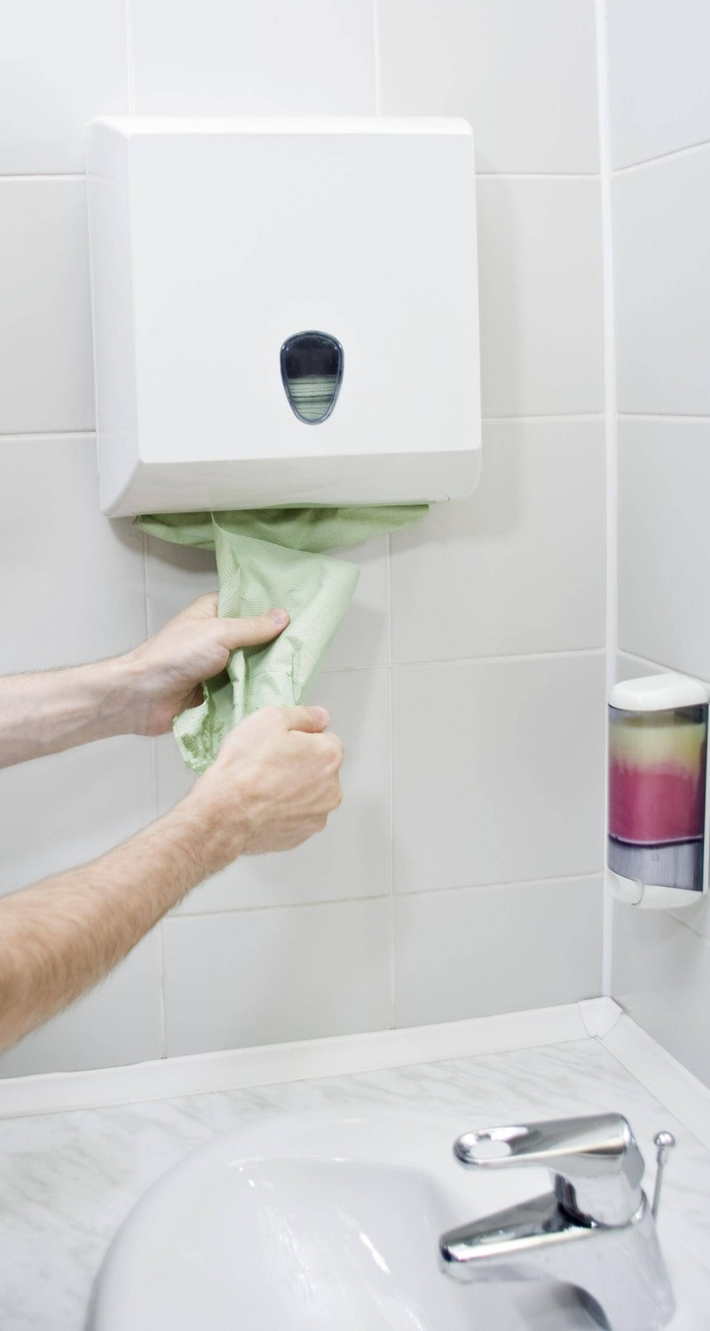 Warum du kein Toilettenpapier auf deine Klobrille legen solltest