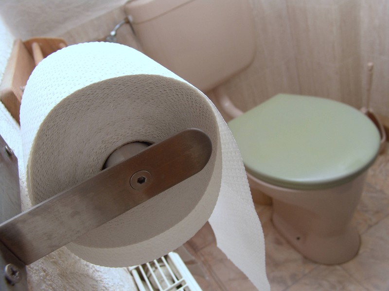 Viele Leute legen Toilettenpapier auf den Rand der Klobrille.