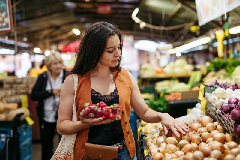 Eigentlich ist es nicht erlaubt im Supermarkt einfach Obst zu probieren