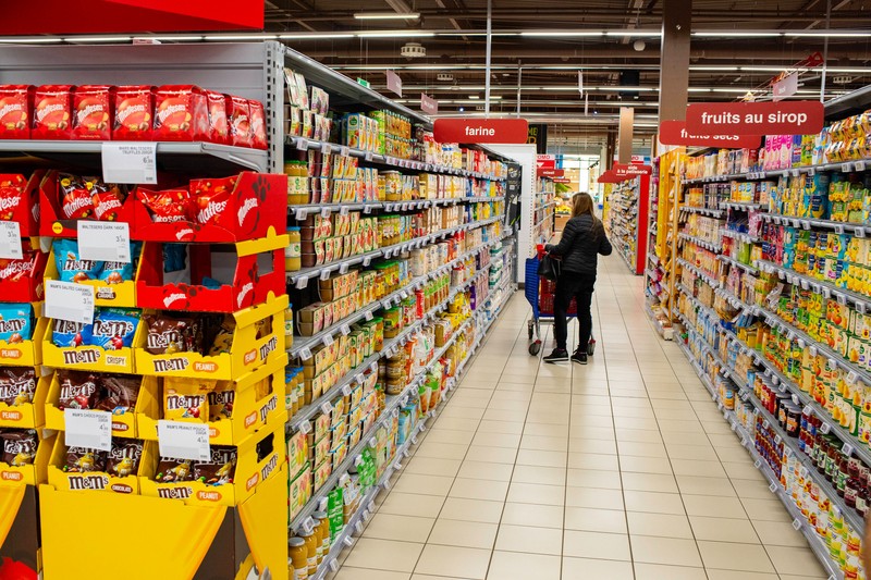 Ein Einkauf im Supermarkt gehört zu den alltäglichen Dingen der Leute, um Lebensmittel einzukaufen