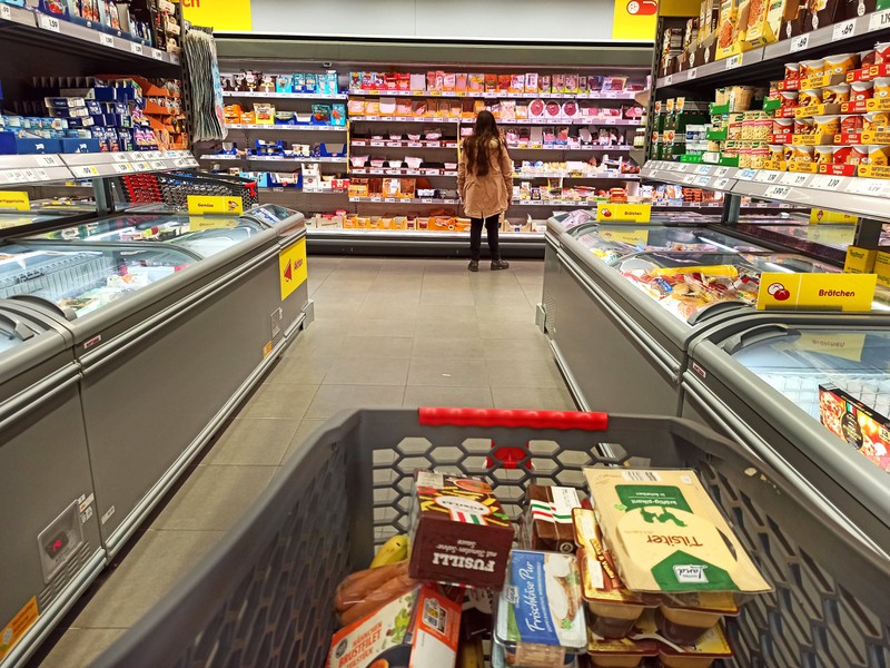Ein Einkauf im Supermarkt gehört zu den alltäglichen Dingen der Leute, um Lebensmittel einzukaufen