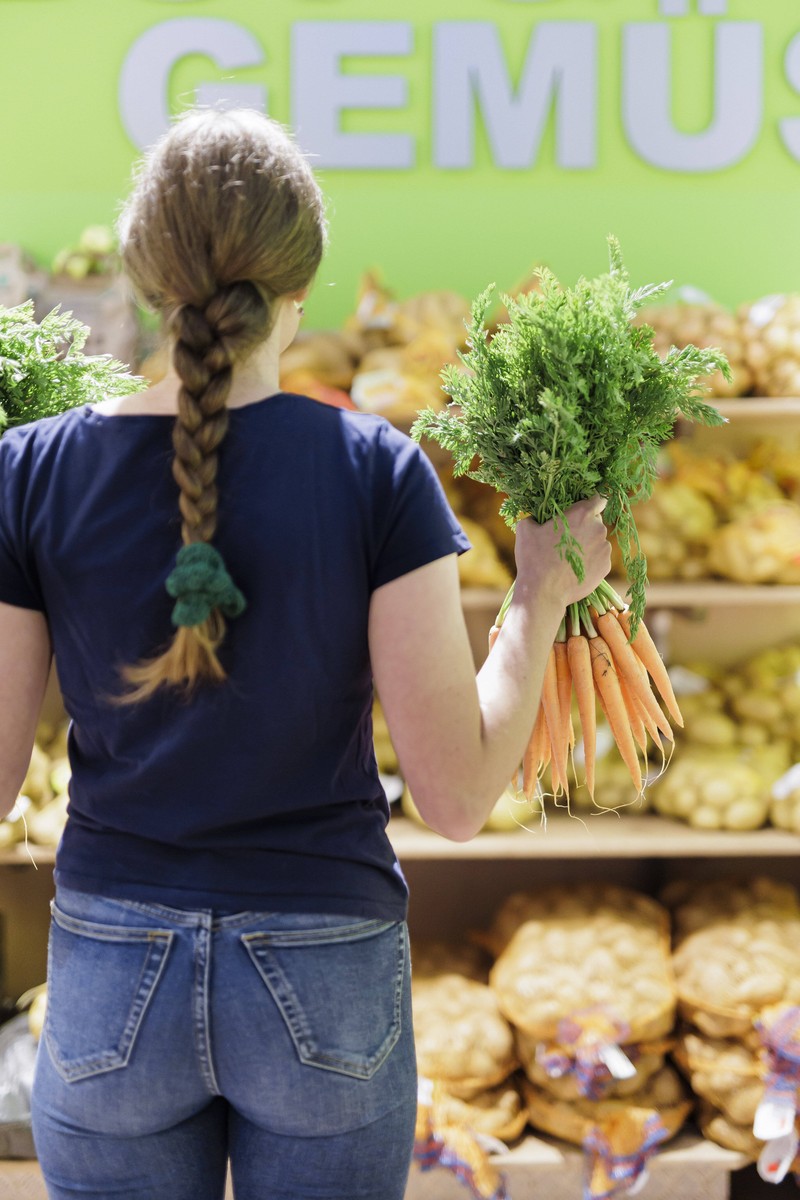 Im Supermarkt ist es nicht erlaubt, das Grün von Karotten abzumachen