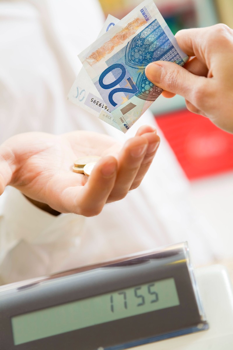 Wenn der Kassierer dir versehentlich zu viel Geld zurückgegeben hat, dann ist das nicht deine Schuld, doch es kann zurückverlangt werden