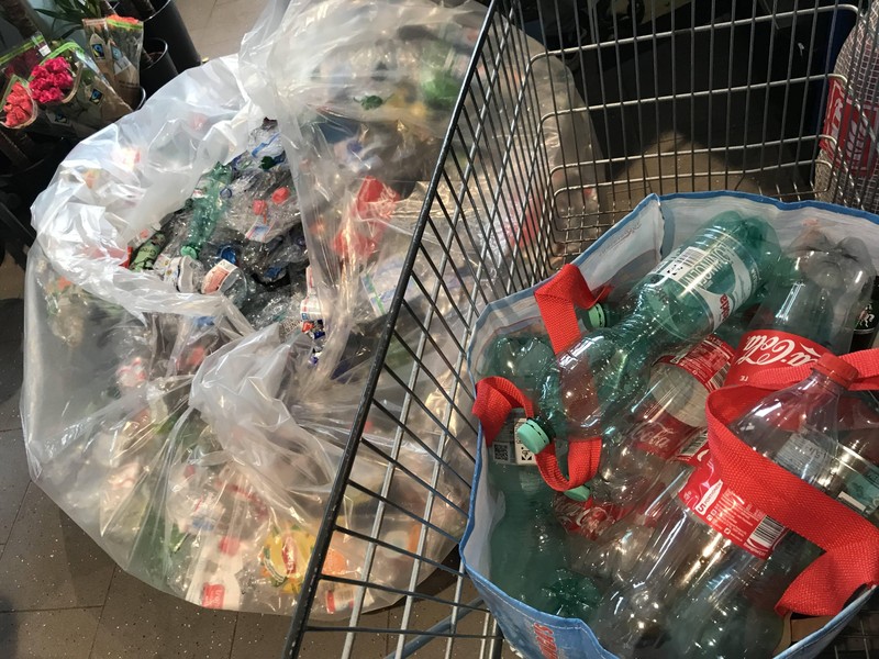 Zerquetschte Plastikflaschen erkennt der Pfandautomat manchmal nicht mehr.