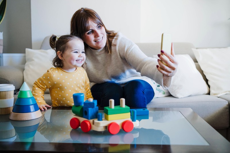 Eine Frau macht ein Blitzfoto von ihrer Tochter und entdeckt dabei etwas schlimmes ...