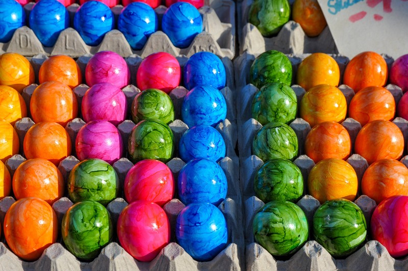 Gefärbte Eier sind an Ostern im Supermarkt zu erhalten.