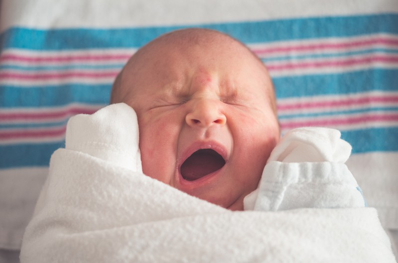 Mutter lässt Baby vor laufender Kamera eine Zigarre rauchen