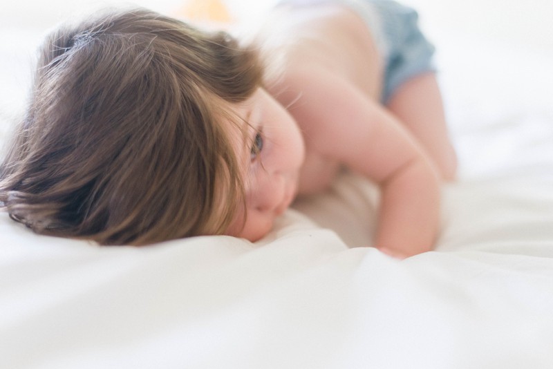 Mutter lässt Baby vor laufender Kamera eine Zigarre rauchen