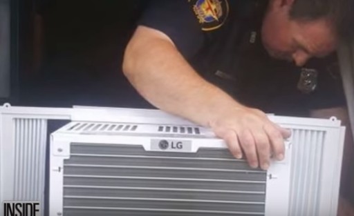 Zwei Polizisten retten einen Mann mit dem Kauf einer Klimaanlage