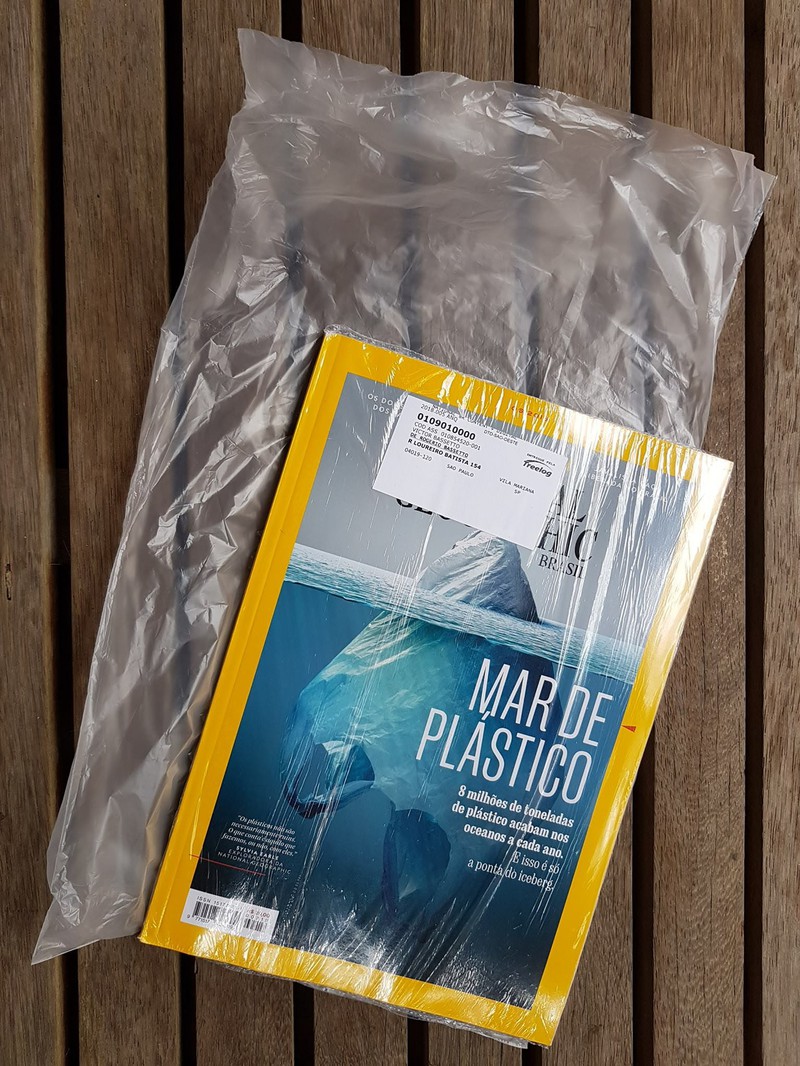 Eine Zeitung, die über das viele Plastik im Ozean aufklären will, die aber als Abo in Plastik eingeschweißt versand wird