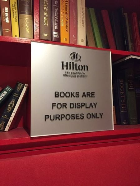 Nur gucken, nicht anfassen, so das Hilton über die Bücher in der Lobby