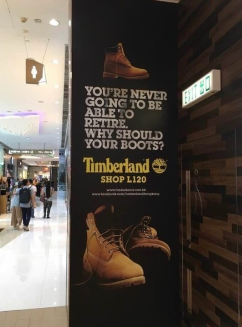 Timberland-Werbeschild zu Schuhen