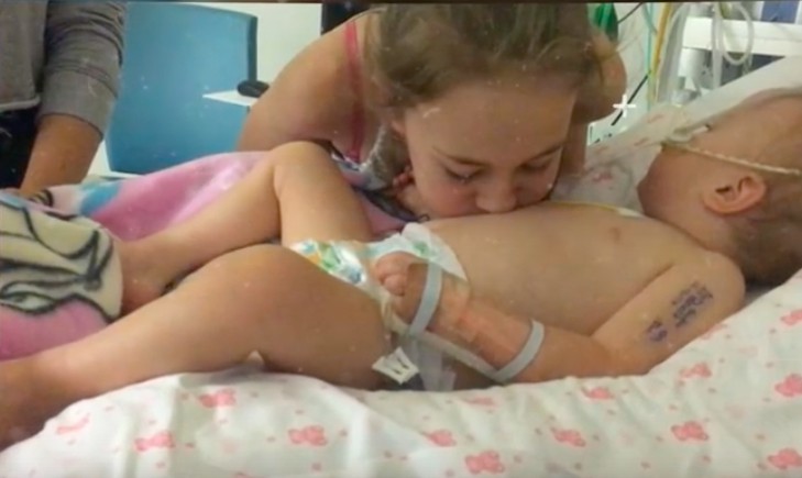 Das Mädchen pustet auf den Bauch ihrer sterbenden Baby-Schwester - da geschieht das Unmögliche!