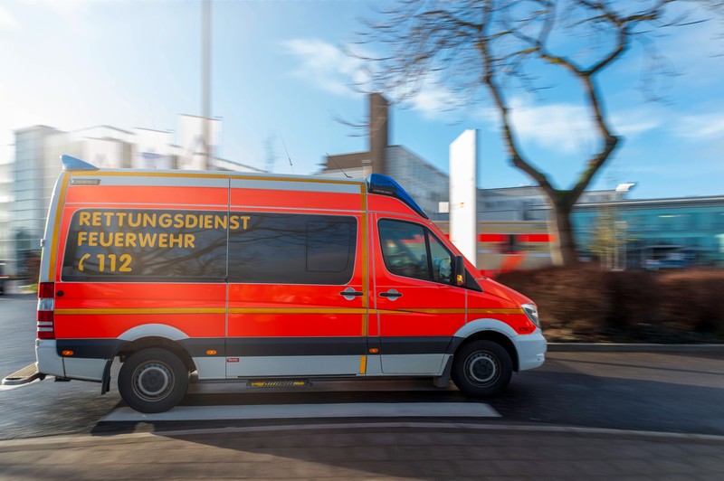 Der Rettungsdienst sollte schnellst möglich alarmiert werden.