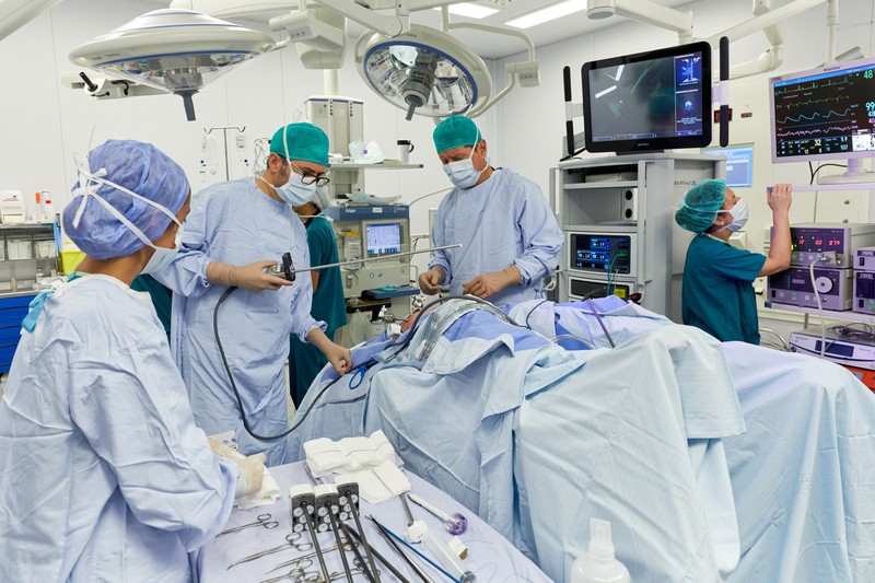 Medizinerinnen und Mediziner während einer Operation
