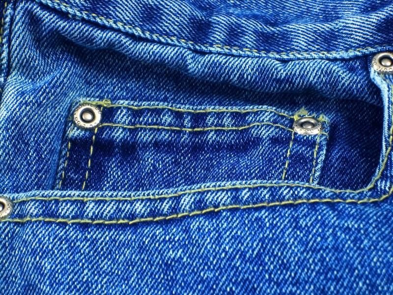 Wofür dient die zusätzliche Tasche an der Jeanshose?