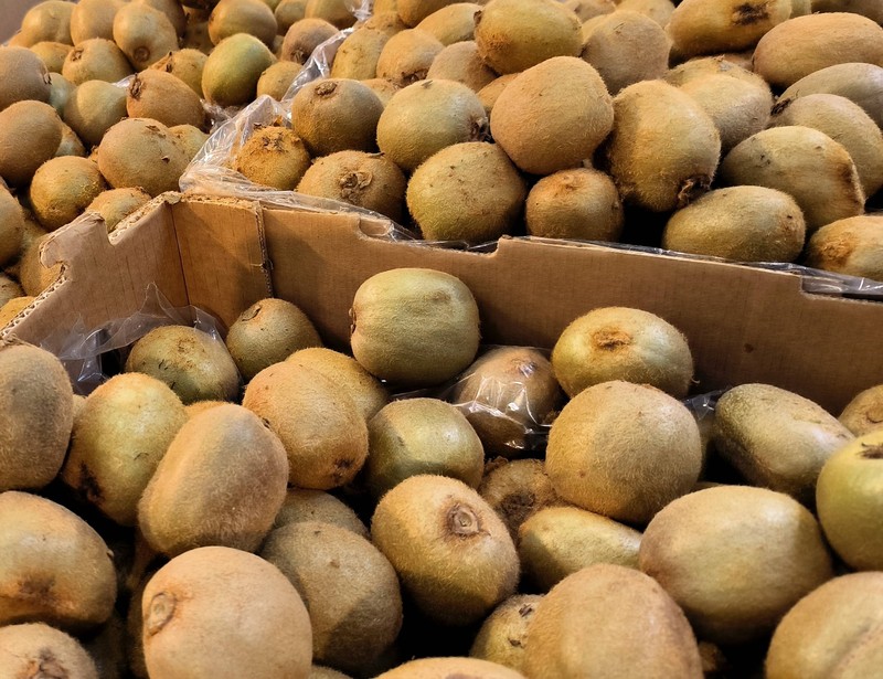 Bei der Kiwi kannst du leider nicht sofort anhand der Schale erkennen, ob die Frucht bereits essreif ist. Es gibt aber andere Tricks ...