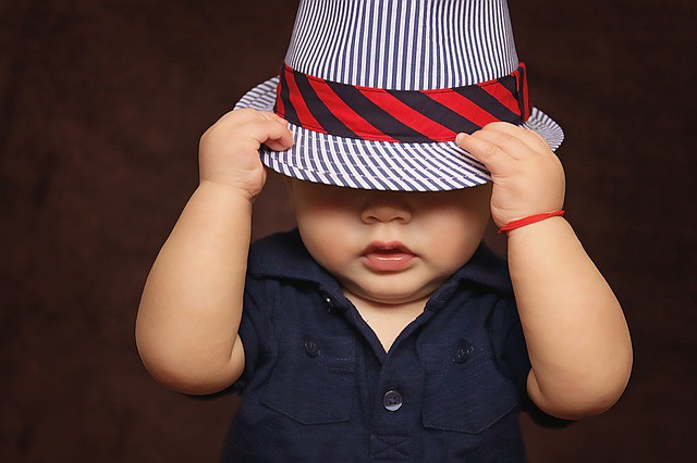 Sieben Babys, die älter aussehen als sie sollten