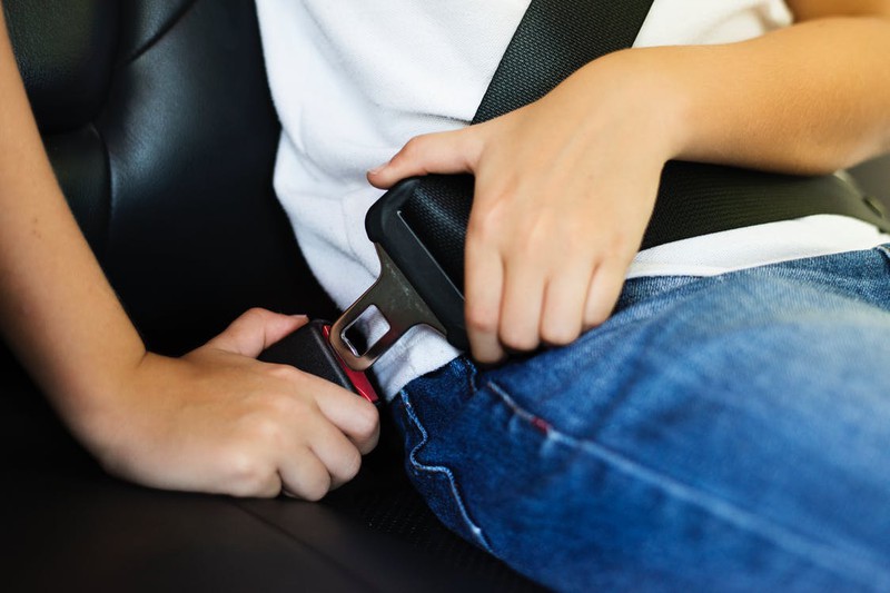 Während der Vater shoppt: Mädchen (6) erdrosselt Bruder (1) im Auto