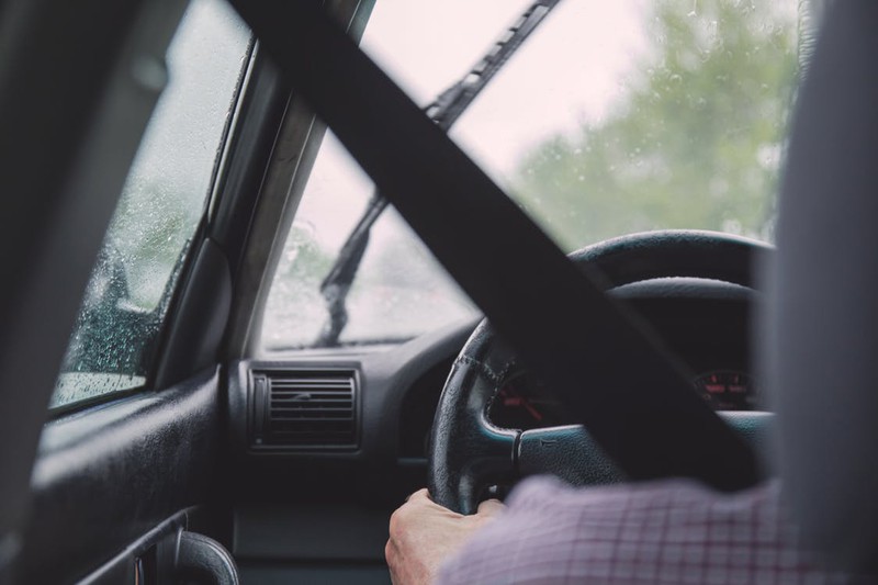 Während der Vater shoppt: Mädchen (6) erdrosselt Bruder (1) im Auto