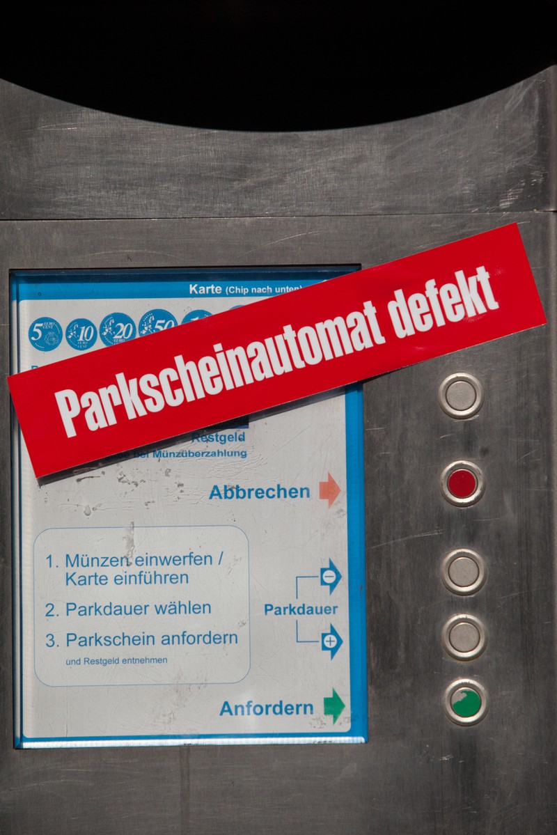 Wenn der Parkautomat defekt ist, sollte man auf die Parkscheibe zurückgreifen, um Bußgelder zu vermeiden.