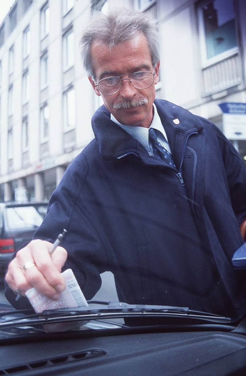 Wenn Sie ein Knöllchen erhalten haben, obwohl Sie korrekt geparkt und die Parkscheibe ordnungsgemäß eingestellt haben, gibt es durchaus rechtliche Möglichkeiten, dagegen vorzugehen