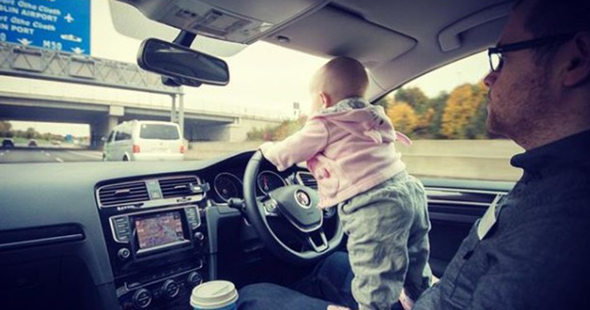 Er lässt seine 3-Jährige Tochter mitten auf der Autobahn lenken - zumindest denken das alle