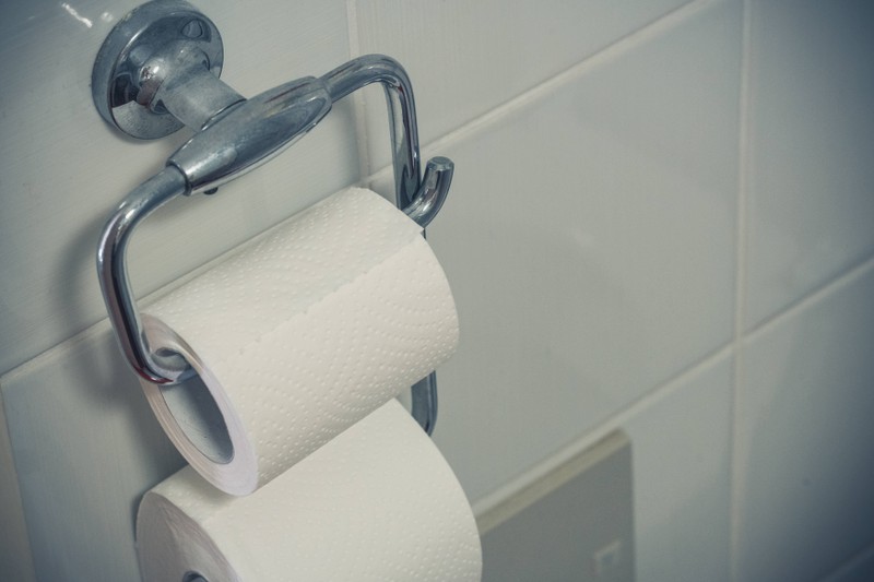 Toilettenpapier kann durch die Öffnungen gereicht werden.