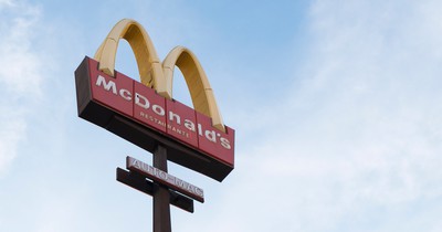 Als die Mutter mit ihrer Tochter auf die Mc Donald's-Toilette geht, erlebt sie etwas Schreckliches
