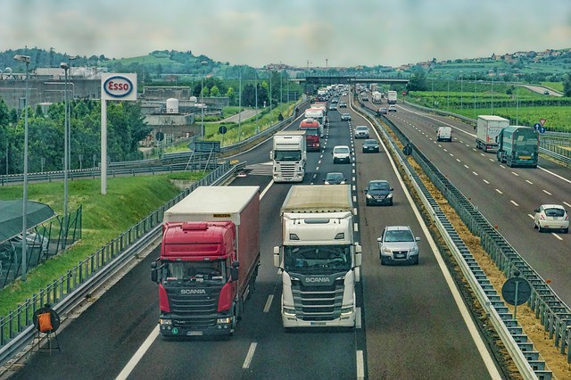 Mit Mett auf der Autobahn beworfen