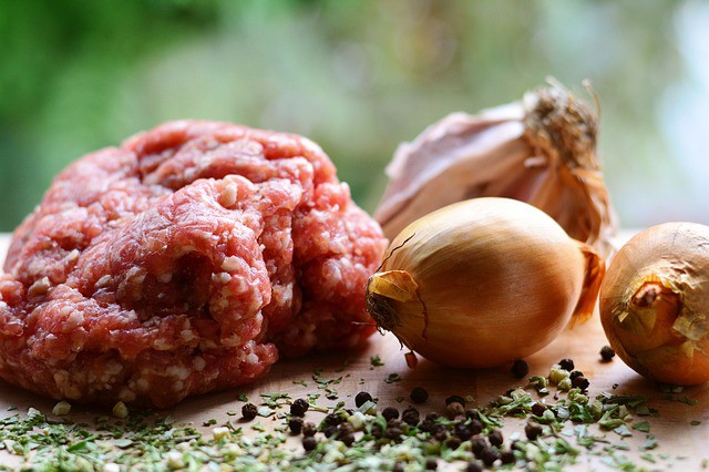 Mit Mett auf der Autobahn beworfen