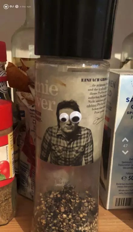 Sie klebt aus Spaß 400 Wackelaugen in der Wohnung ihres Freundes auf - Das Ergebnis ist genial