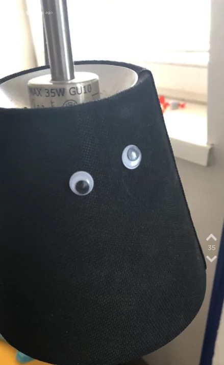 Sie klebt aus Spaß 400 Wackelaugen in der Wohnung ihres Freundes auf - Das Ergebnis ist genial
