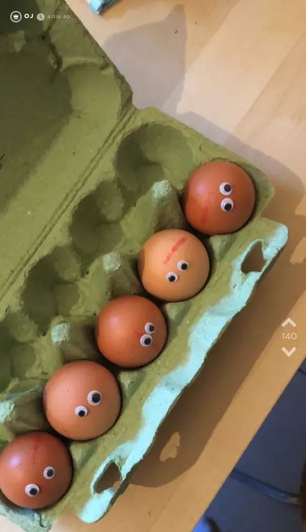 Sie klebt aus Spaß 400 Wackelaugen in der Wohnung ihres Freundes auf - Das Ergebnis ist genial