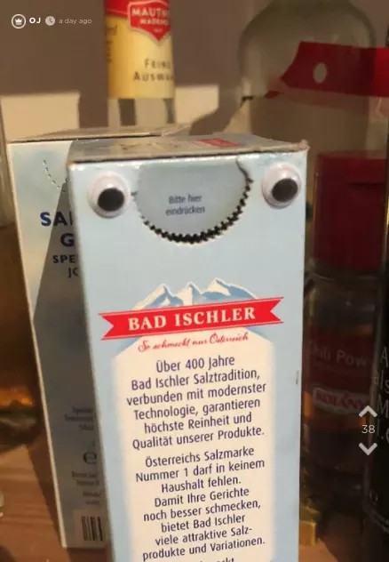 Sie klebt aus Spaß 400 Wackelaugen in der Wohnung ihres Freundes auf - Das Ergebnis ist genial