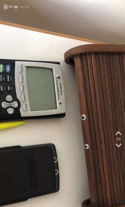 Sie klebt aus Spaß 400 Wackelaugen in der Wohnung ihres Freundes auf - Das Ergebnis ist genial