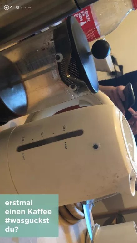 Sie klebt aus Spaß 400 Wackelaugen in der Wohnung ihres Freundes auf - Das Ergebnis ist genial