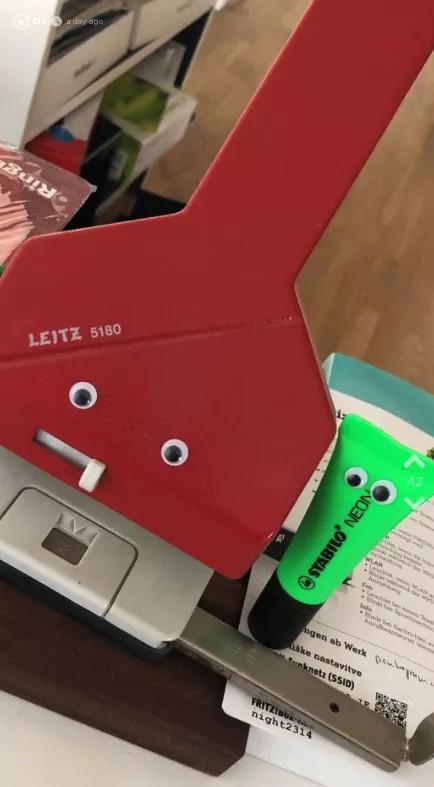 Sie klebt aus Spaß 400 Wackelaugen in der Wohnung ihres Freundes auf - Das Ergebnis ist genial