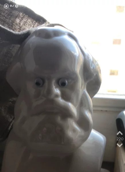 Sie klebt aus Spaß 400 Wackelaugen in der Wohnung ihres Freundes auf - Das Ergebnis ist genial