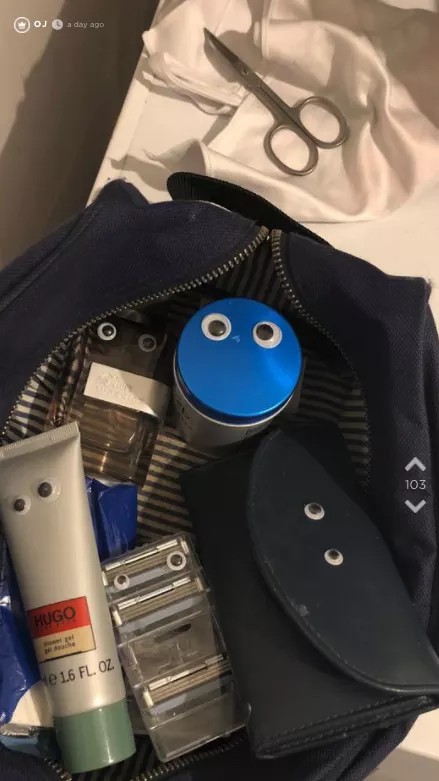 Sie klebt aus Spaß 400 Wackelaugen in der Wohnung ihres Freundes auf - Das Ergebnis ist genial